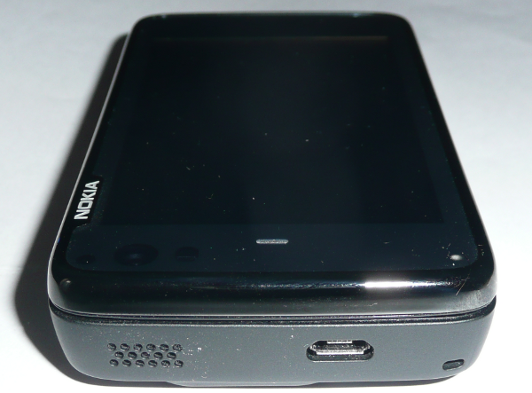 N900 left side (left speaker, micro USB plug)